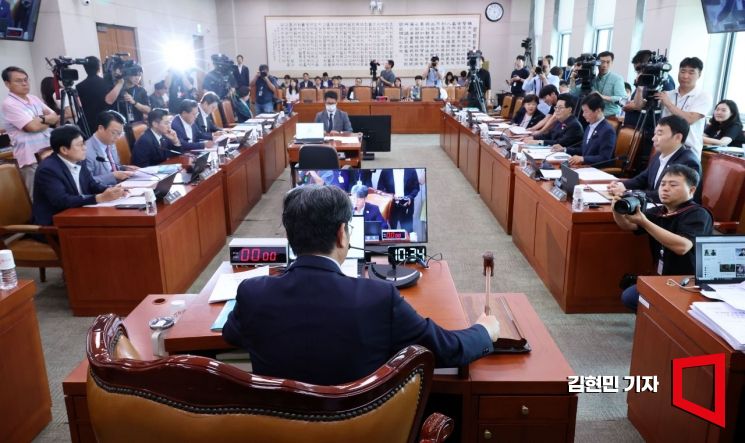 지난 1일 국회에서 방송 3법, 노란봉투법, 상법 등 을 심의하기 위해 열린 법제사법위원회 전체회의에서 이춘석 위원장이 의사봉을 두드리는 모습. 김현민 기자