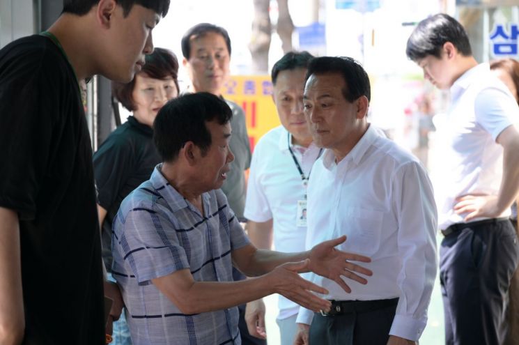 백성현 논산시장 "폭염에 노출된  버스 정류장 이전"