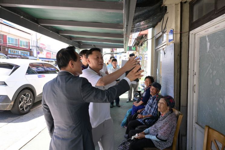 백성현 논산시장 "폭염에 노출된  버스 정류장 이전"