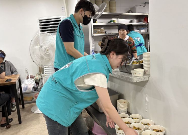 부산항만공사 직원들이 31일 동삼종합사회복지관이 진행한 취약계층 어르신 '콩국수 나눔행사'에 참여하고 있다. 부산항만공사 제공