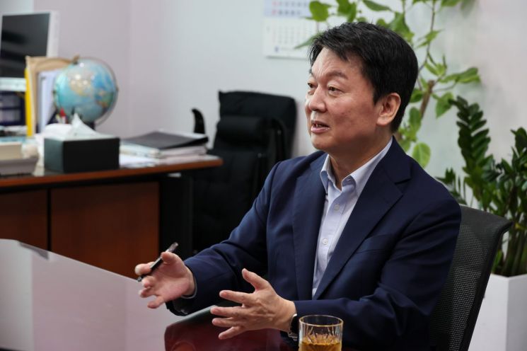 국민의힘 당대표 선거에 출마한 안철수 의원이 지난달 29일 국회의원회관 의원실에서 아시아경제와 인터뷰를 하고 있다. 사진=안철수의원실