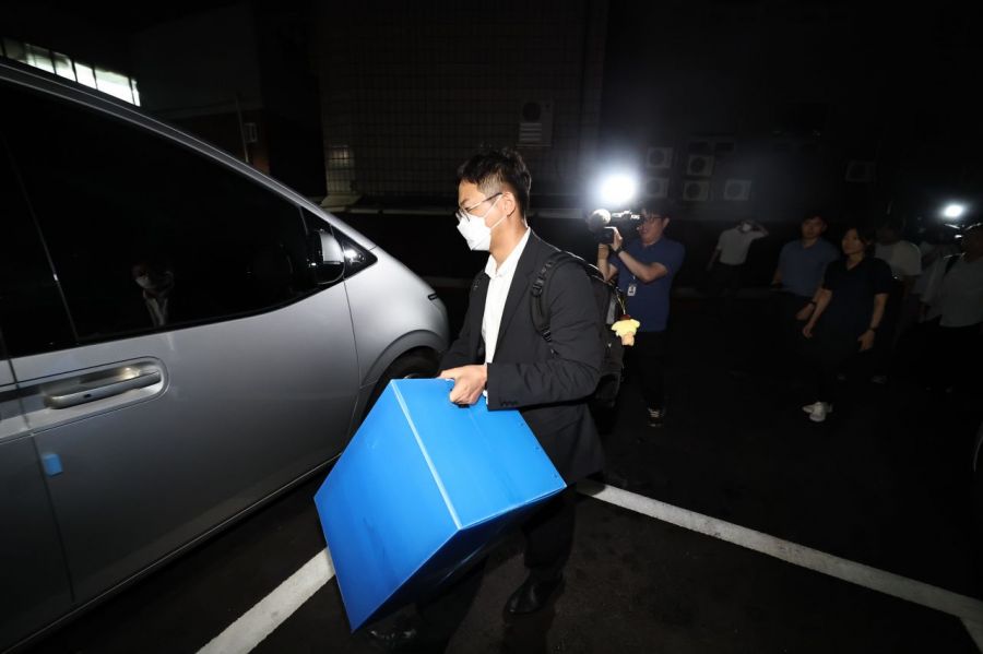 윤석열 전 대통령 배우자 김건희 여사를 둘러싼 각종 의혹을 수사하는 민중기 특별검사팀이 압수수색을 마친 뒤 압수품을 들고 이동하고 있다. 연합뉴스