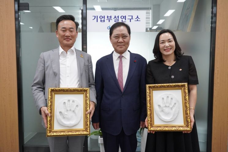 신현국·박정연 도경건설㈜ 대표이사가 2021년 아너 소사이어티에 가입한 후 약정했던 기부금 1억원을 완납하고 기념사진을 촬영하고 있다. 광주사회복지공동모금회 제공
