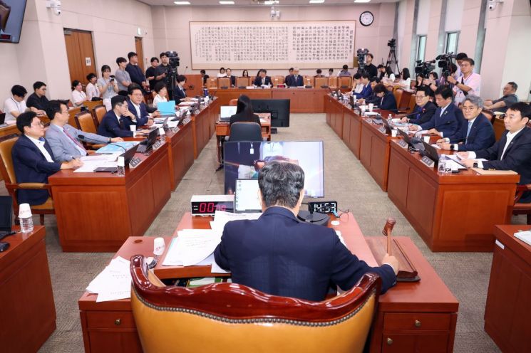 1일 서울 여의도 국회에서 열린 법제사법위원회 전체회의에서 상법 일부개정법률안이 통과되고 있다. 연합뉴스