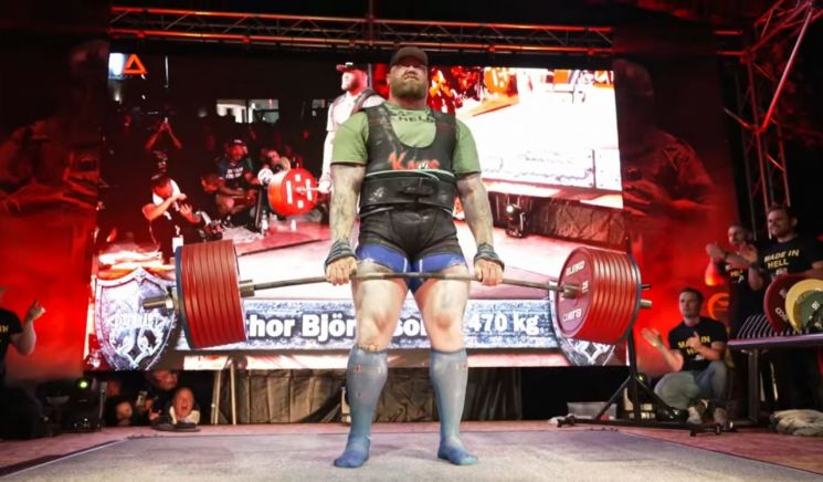 데드리프트 505kg 세계 기록을 새로 쓴 아이슬란드 출신 스트롱맨 하프토르 비요르손. 유튜브 캡처