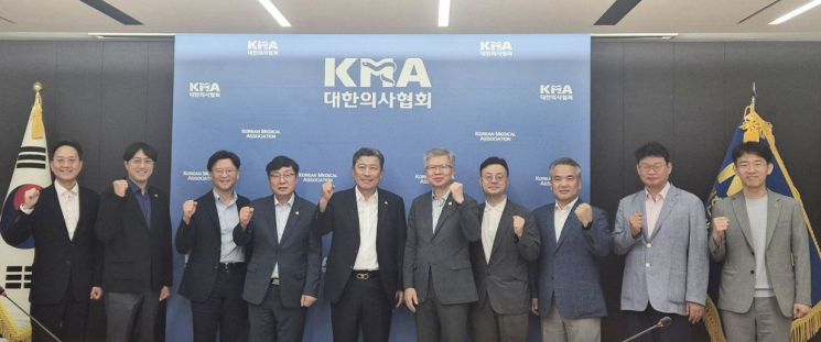 대한의사협회와 대한병원협회 관계자들이 지난달 31일 서울 용산구 의협 회관에서 의료 현안 논의를 위한 간담회를 개최하고 기념 사진을 찍고 있다. 대한의사협회