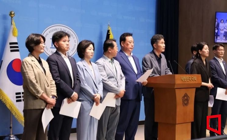 국회 농림축산식품해양수산위원회 소속 더불어민주당 의원들이 31일 한미통상협상 타결과 관련해 "국민의 먹거리 안전과 식량안보를 지켜낸 협상 결과를 환영한다"며 정부 협상단의 노고에 감사의 뜻을 전했다.