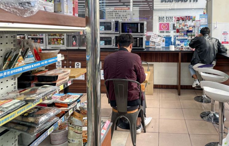 편의점에 방문한 남성. 아시아경제DB.