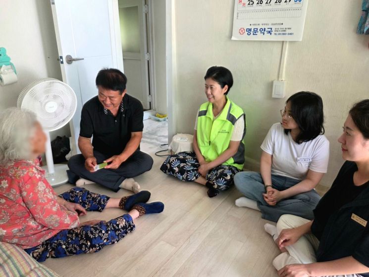 남양주시가 민생회복 소비쿠폰 사업과 관련해 고령자·장애인 등 거동이 불편한 시민을 대상으로 '찾아가는 신청 서비스'를 운영하고 있다. 남양주시 제공