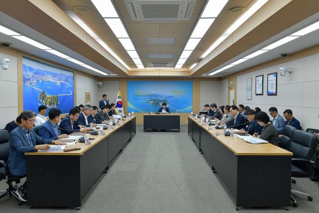 여수시는 지난달 31일 2026여수세계섬박람회 조직위원회와 박람회 추진 상황을 긴급 점검하고, 해외 참가국 확대 유치와 수익사업을 논의하는 긴급 회의를 개최했다. 여수시 제공