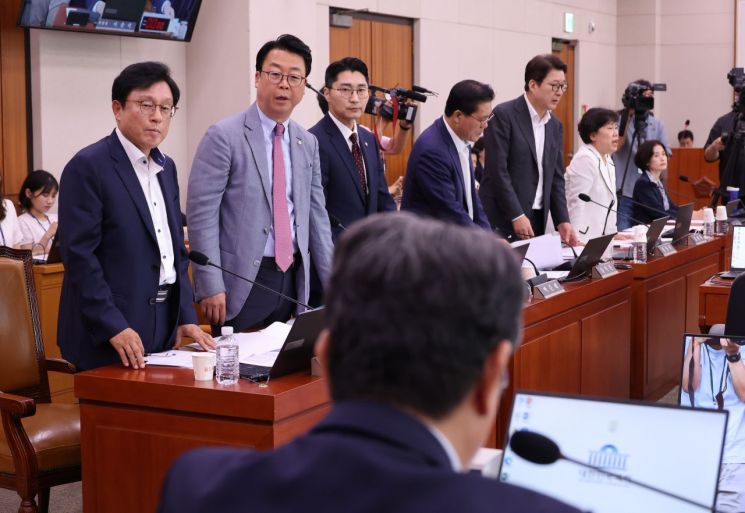 1일 서울 여의도 국회에서 방송 3법, 노란봉투법, 상법 등 을 심의, 의결하기 위해 열린 법제사법위원회 전체회의에서 방송 3법이 통과되고 있는 가운데 법사위 국민의힘 간사 박형수 의원을 비롯한 의원들이 토론 종결 등 위원회 운영에 대해 이춘석 위원장에게 항의하고 있다. 연합뉴스