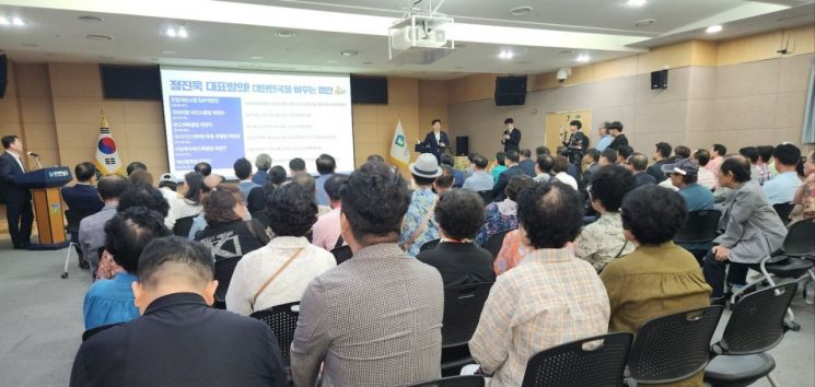 정진욱 의원이 1일  오후 광주 남구청 8층 대회의실에서 열린 시민보고대회에서 의정활동 1년 성과를 보고하고 있다. 민찬기 기자