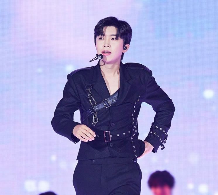 가수 임영웅이 지난해 1월 킨텍스 1전시장 1홀에서 열린 임영웅 전국투어 콘서트 ‘IM HERO’(아임 히어로) 고양 공연에서 무대를 꾸미고 있다. 물고기뮤직
