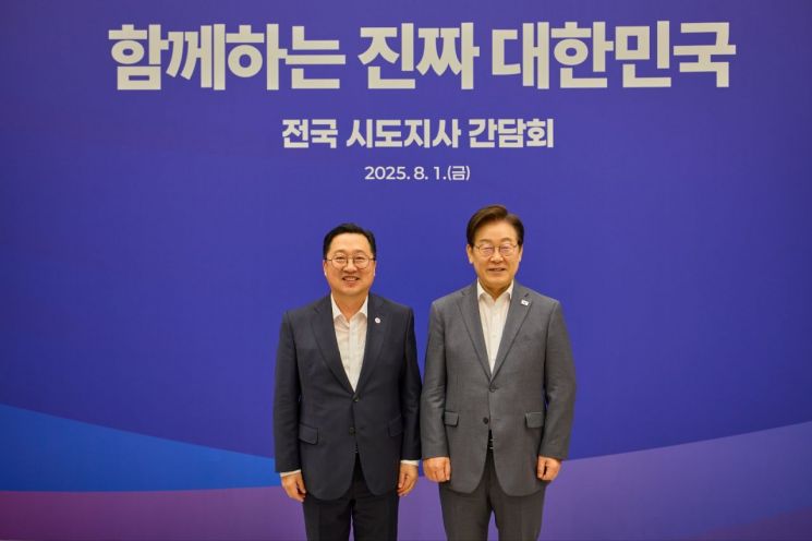 왼쪽부터 이장우 대전시장, 이재명 대통령(사진=대통령실 제공)