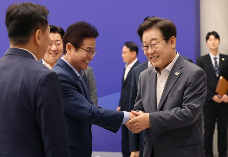 이재명 대통령이 1일 서울 용산 대통령실에서 열린 전국 시도지사 간담회에 참석한 이철우 경북지사(왼쪽)와 악수를 나누고 있다.