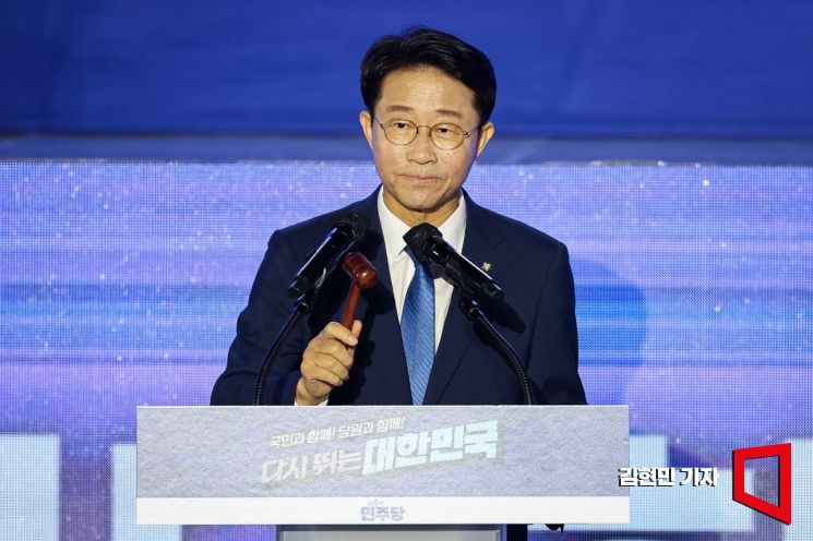 Jung Jungshik, Chair of the Democratic Party of Korea's National Party Members' Convention, is declaring the opening at the 2nd Extraordinary National Party Members' Convention held at Kintex in Goyang, Gyeonggi Province on August 2, 2025. Photo by Kim Hyunmin