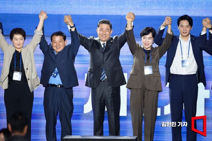 김병기 더불어민주당 대표 직무대행 겸 원내대표를 비롯한 지도부가 2일 경기 고양시 킨텍스에서 열린 제2차 임시전국당원대회에서 당원들을 향해 인사하고 있다. 김현민 기자