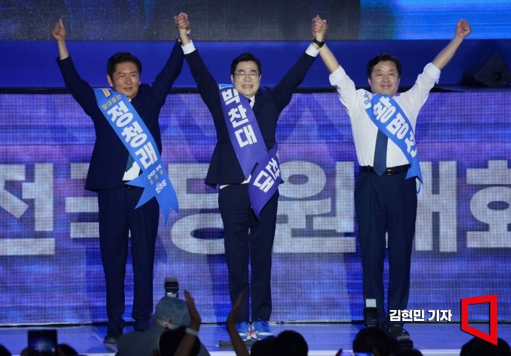 [포토] 당원 향해 인사하는 정청래-박찬대-황명선