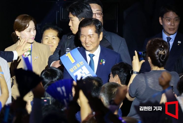 [포토] 민주 전당대회 입장하는 정청래 후보