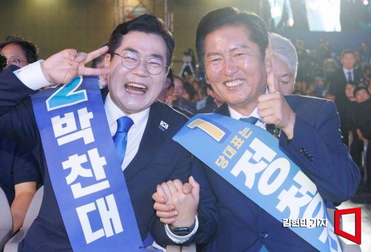 박찬대, 정청래 더불어민주당 대표 후보가 2일 오후 경기 고양시 킨텍스에서 열린 제2차 임시전국당원대회에서 포즈를 취하고 있다. 2025.8.2 김현민 기자