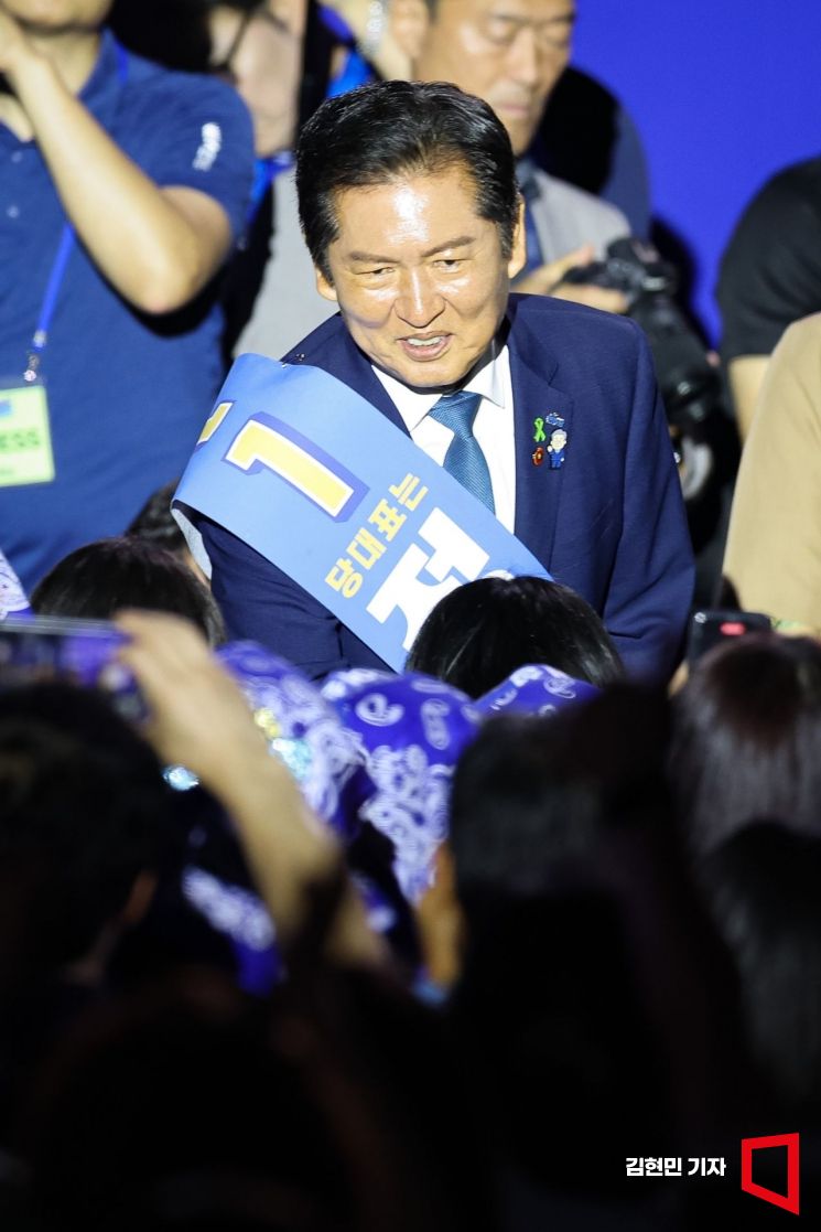 정청래 더불어민주당 당대표 후보가 2일 경기 고양시 킨텍스에서 열린 제2차 임시전국당원대회에 입장하며 당원들을 향해 인사하고 있다. 2025.8.2 김현민 기자