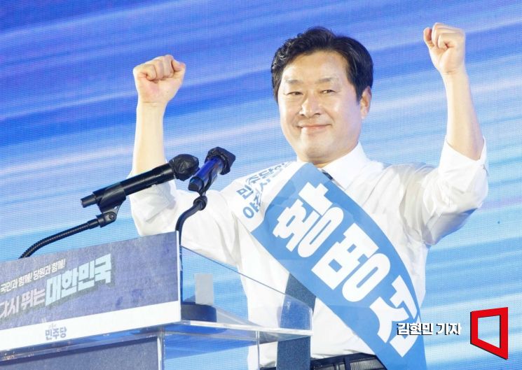 황명선 더불어민주당 최고위원 후보가 2일 오후 경기 고양시 킨텍스에서 열린 제2차 임시전국당원대회에서 인사를 하고 있다. 2025.8.2 김현민 기자