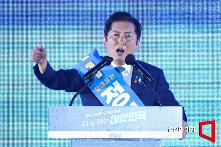 정청래 더불어민주당 당대표 후보가 2일 경기 고양시 킨텍스에서 열린 제2차 임시전국당원대회에서 정견발표를 하고 있다. 2025.8.2 김현민 기자