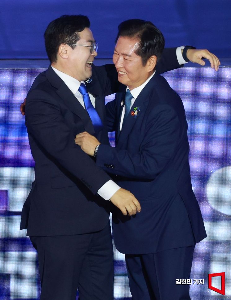 [포토] 박찬대와 포옹하는 정청래 신임 대표
