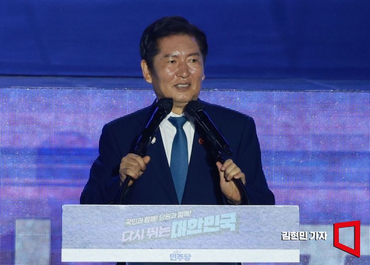 정청래 더불어민주당 신임 당대표가 2일 경기 고양시 킨텍스에서 열린 전국당원대회에서 수락연설을 하고 있다. 김현민 기자