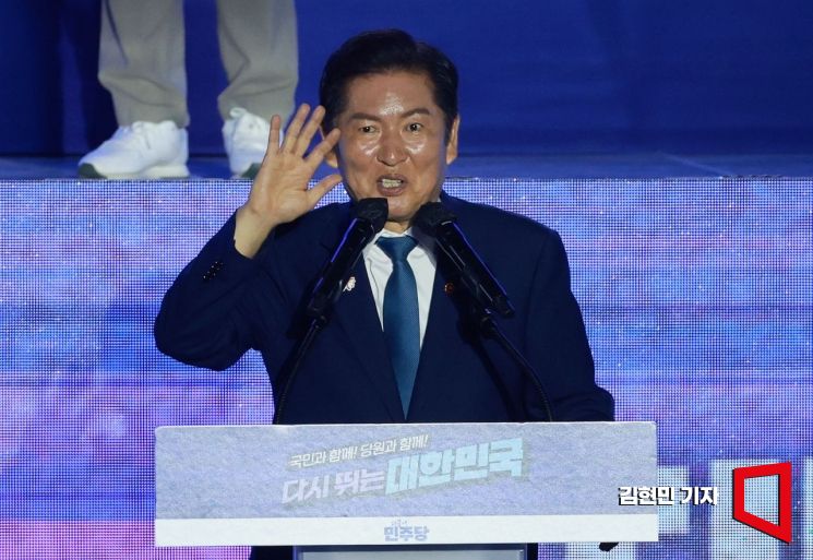 정청래 더불어민주당 신임 당대표가 2일 경기 고양시 킨텍스에서 열린 전국당원대회에서 수락연설을 하고 있다. 김현민 기자