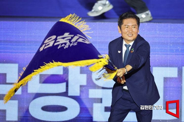 [Photo] Jeong Cheongrae Elected as First Ruling Party Leader under Lee Jaemyung Administration with 61.74% of Votes