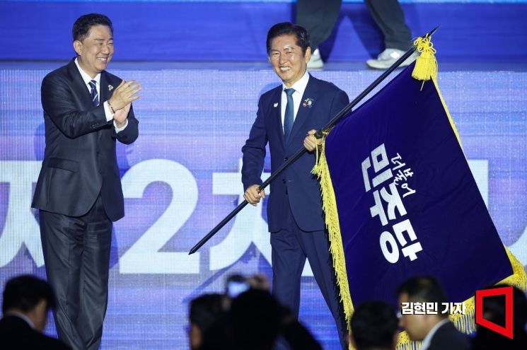 [포토] 친명 '강경파' 정청래, 집권여당 신입 당대표 선출