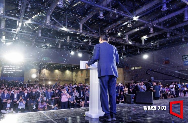 정청래 더불어민주당 신임 대표가 2일 오후 경기 고양시 킨텍스에서 열린 제2차 임시전국당원대회에서 수락연설을 하고 있다. 김현민 기자