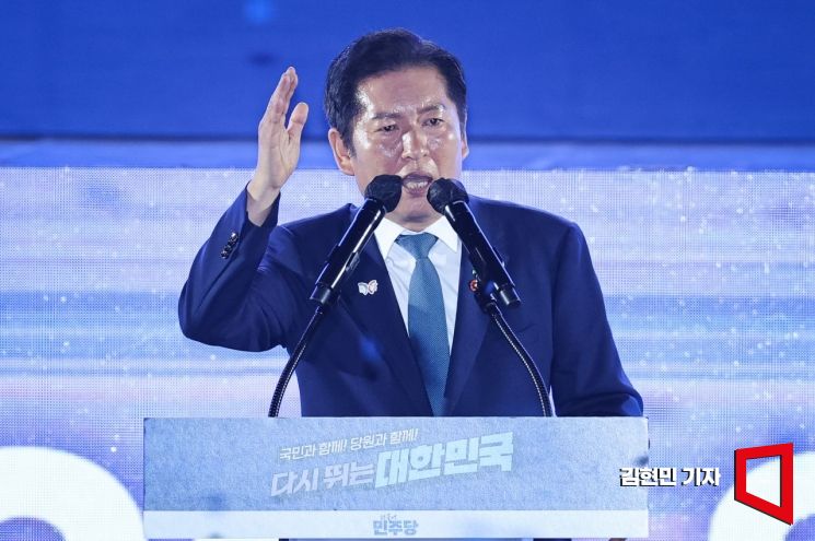 정청래 더불어민주당 신임 당대표가 2일 경기 고양시 킨텍스에서 열린 제2차 임시전국당원대회에서 당대표 수락 연설을 하고 있다. 2025.8.2 김현민 기자