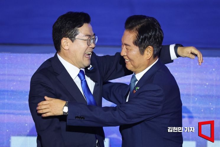 정청래 더불어민주당 신임 당대표와 박찬대 후보가 2일 경기 고양시 킨텍스에서 열린 제2차 임시전국당원대회에서 당선 발표 후 포옹하고 있다. 2025.8.2 김현민 기자