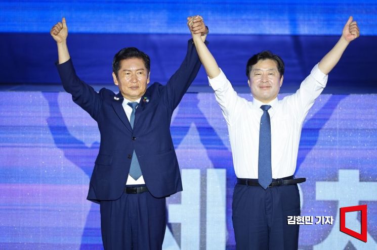 [포토] 당원들 향해 인사하는 정청래-황명선