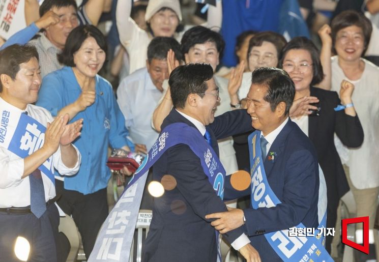 [포토] 박찬대 후보와 포옹하는 정청래 신임 당대표