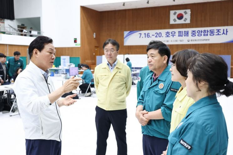 박완수 경남도지사(왼쪽)가 진주시 문산실내체육관에 마련된 집중호우 피해 관련 중앙재난피해 합동조사단을 찾아 관계자들과 대화하고 있다. 경남도 제공