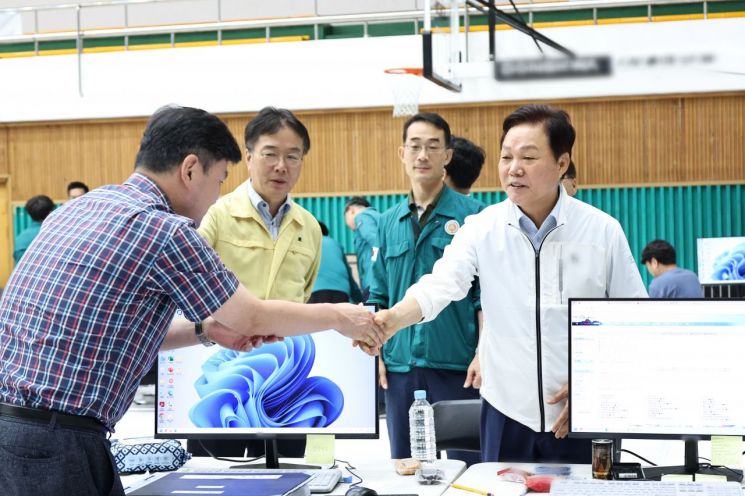 박완수 경남도지사(오른쪽)가 집중호우 피해 관련 중앙재난피해 합동조사단 관계자를 격려하고 있다. 경남도 제공