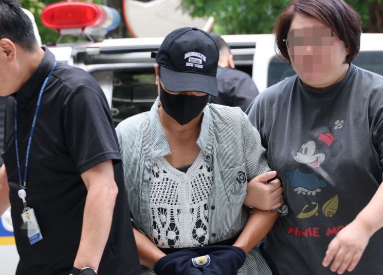 남편의 신체 중요 부위를 절단해 살해하려 한 혐의를 받는 50대 여성이 2일 구속 전 피의자 심문(영장실질심사)이 열리는 인천지법에 들어서고 있다. 연합뉴스