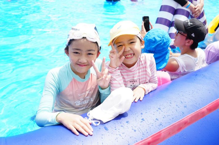 길음1동 7단지 앞 성북물놀이축제(성북문화바캉스) 현장에 방문한 아이들이 카메라를 보며 포즈를 취하고 있다. 성북구 제공.