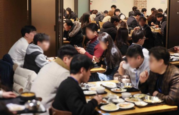 서울 시내 한 구내식당에서 직장인들이 식사를 하고 있다. 연합뉴스