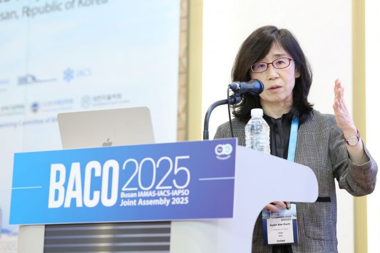 아야코 아베-오우치 일본 도쿄대학교 교수가 지난달 25일 부산에서 열린 BACO2025 행사에서 기조강연을 하고 있다. 사진=BACO 2025 사무국.
