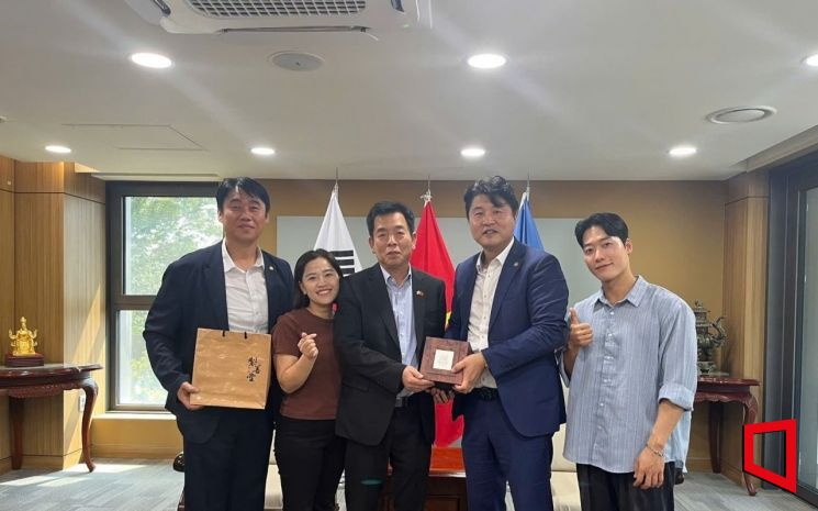 권재행 한국다문화재단 이사(오른쪽 두번째) 부호 베트남 대사, 한국다문화재단 최진영이사, 베트남 측 관계자(한국다문화재단중앙회)