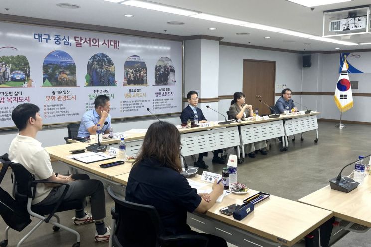 대구 달서구 골목형 상점가 심의위원회가 열리고 있다.