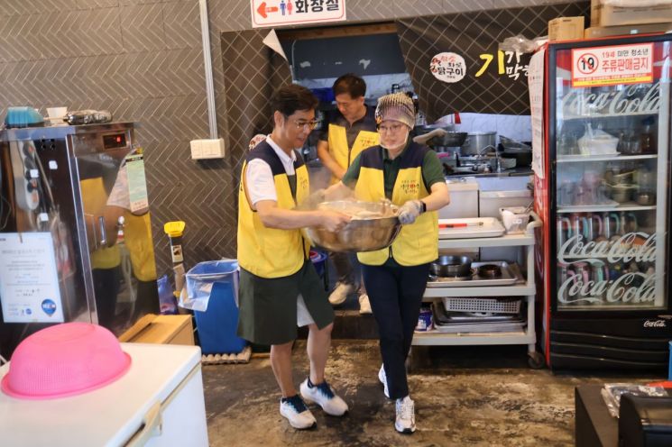 국민의힘 조지연 의원(오른쪽)이 민생회복 소비쿠폰으로 보훈가족들을 위해 삼계탕 봉사활동을 펼치고 있다.