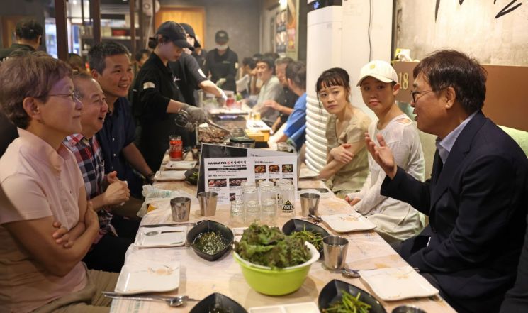 최휘영 문화체육관광부 장관이 3일 서울 중구 명동예술극장에서 국립극단의 ‘삼매경’ 종연 공연을 관람한 뒤 박정희 국립극단 대표(왼쪽 첫 번째), 지춘성 배우(왼쪽 두 번째), 이철희 연출(왼쪽 세 번째) 등과 함께 얘기를 하고 있다.    [사진 제공= 문화체육관광부]