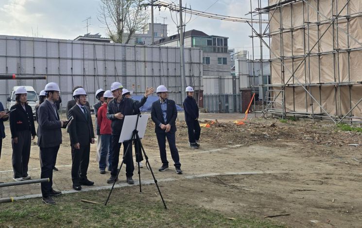 지난 4월 서강석 송파구청장이 ‘창의마을 풍납캠프’ 철거 현장에서 관계자에게 설명을 듣고 있다. 송파구 제공.