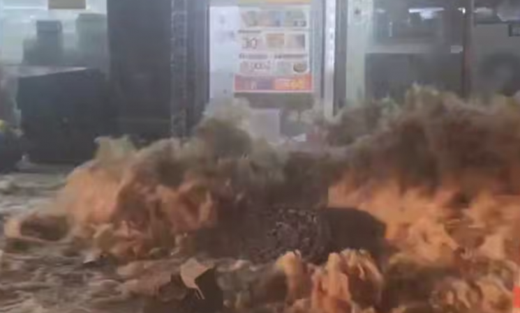 '콸콸콸' 흙탕물 맨홀 뚜껑 열고 치솟았다…무안 덮친 '괴물 폭우' 위력