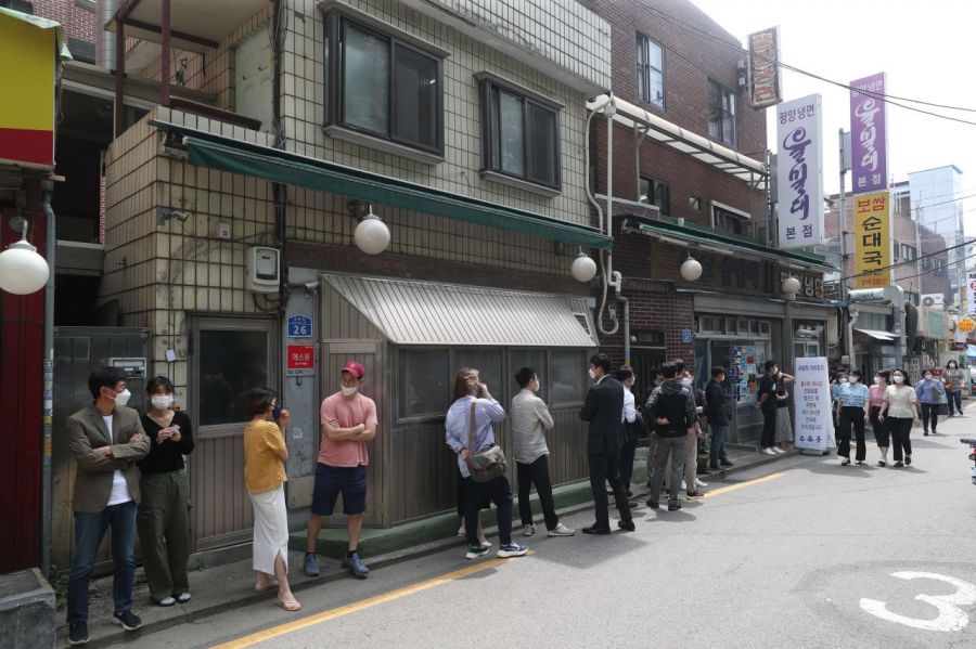 냉면, 삼계탕 등 여름철 대표음식 가격이 들썩이고 있다. 조용준 기자